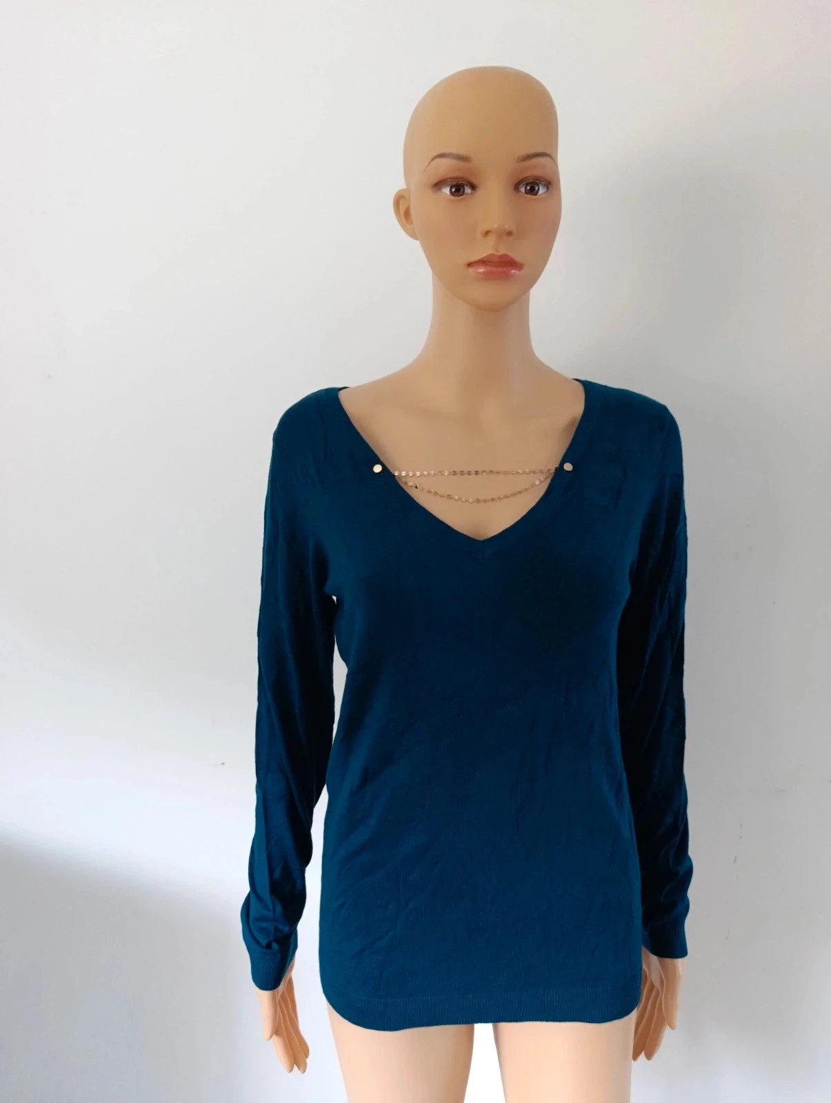 Jersey fino Cache Cache azul petróleo con cuello en V con cadena decorativa T. S/M – photo 2